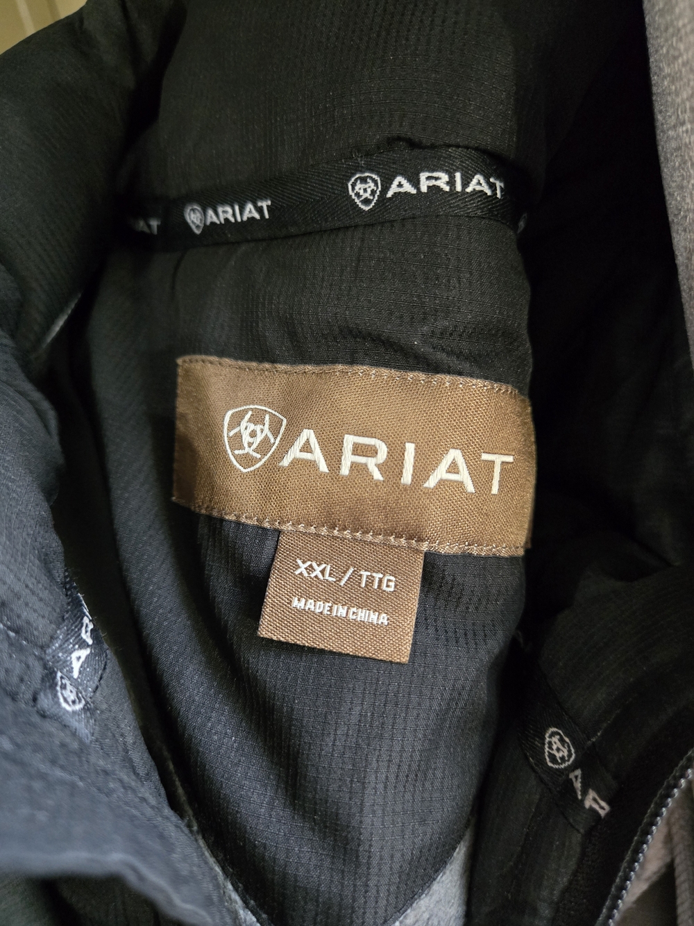 Ariat Men's Quilted Black Puffer Vest - Picture 2 of 4